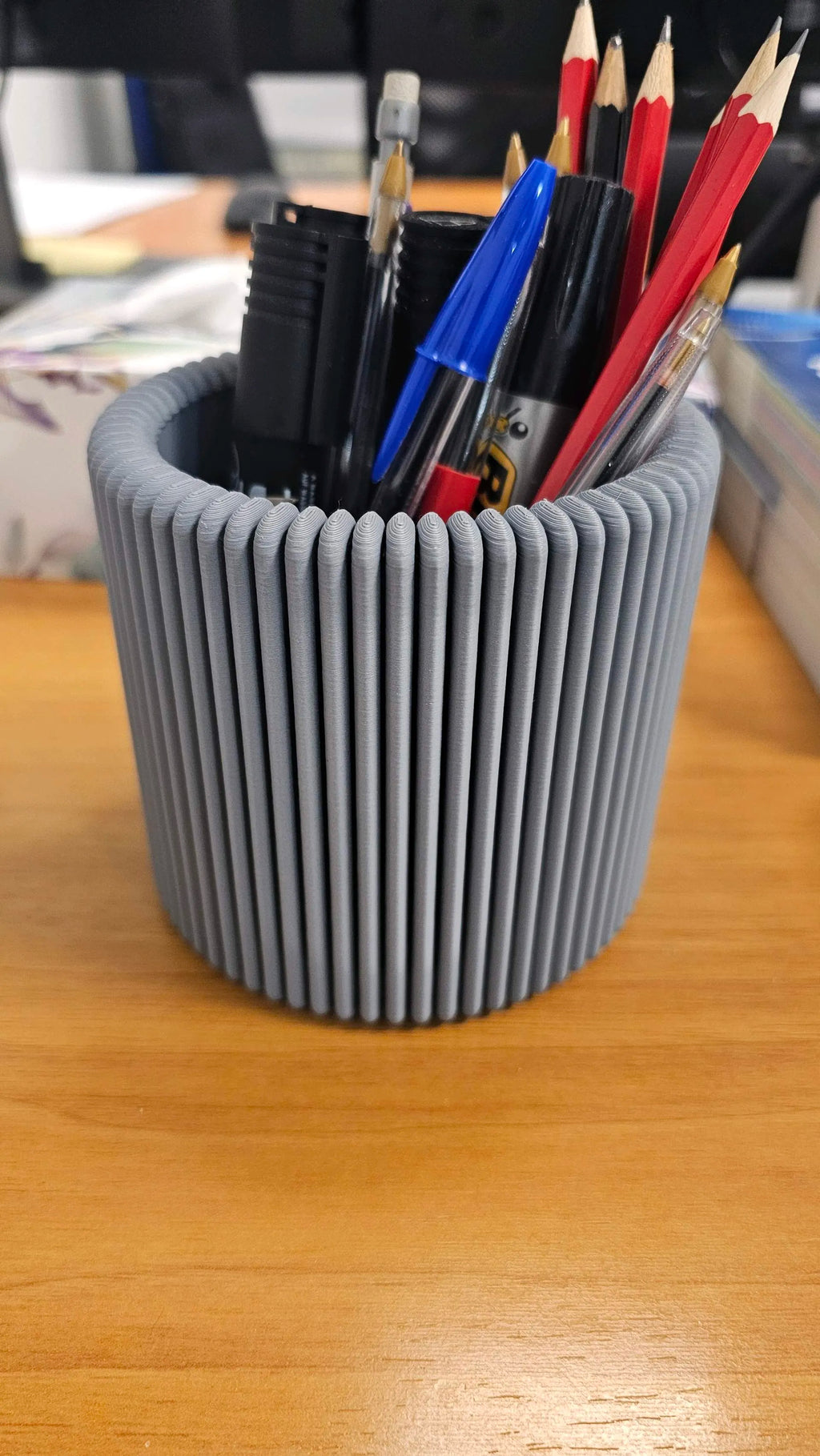 Porte-stylo moderne au design nervuré épuré V1