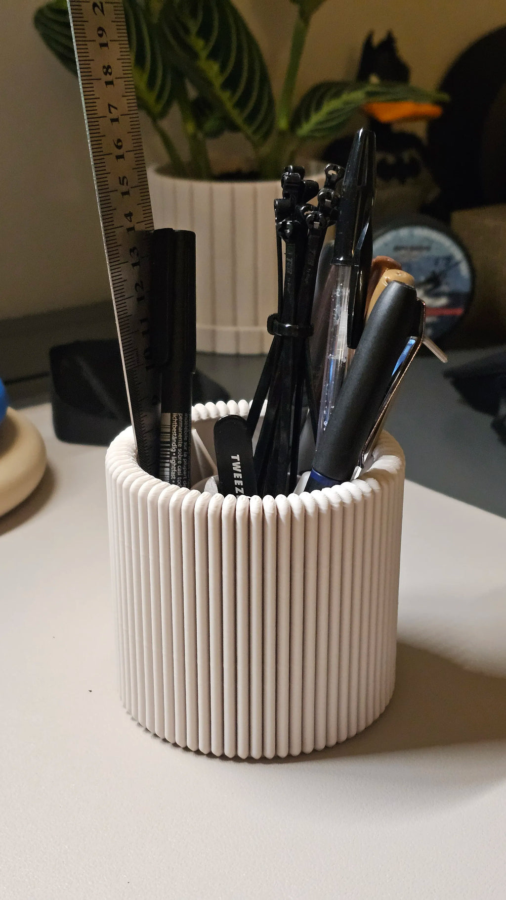 Porte-stylo moderne au design nervuré épuré V1