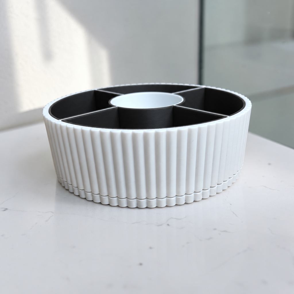 Plateau multi-usages rotatif à 360 degrés avec quatre compartiments.