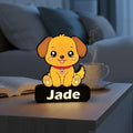 Veilleuse NextLab Studio personnalisée en forme de chiot avec prénom Jade, lumière LED douce sur table de chevet