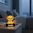 Veilleuse NextLab Studio personnalisée en forme de chiot avec prénom Jade, lumière LED douce sur table de chevet
