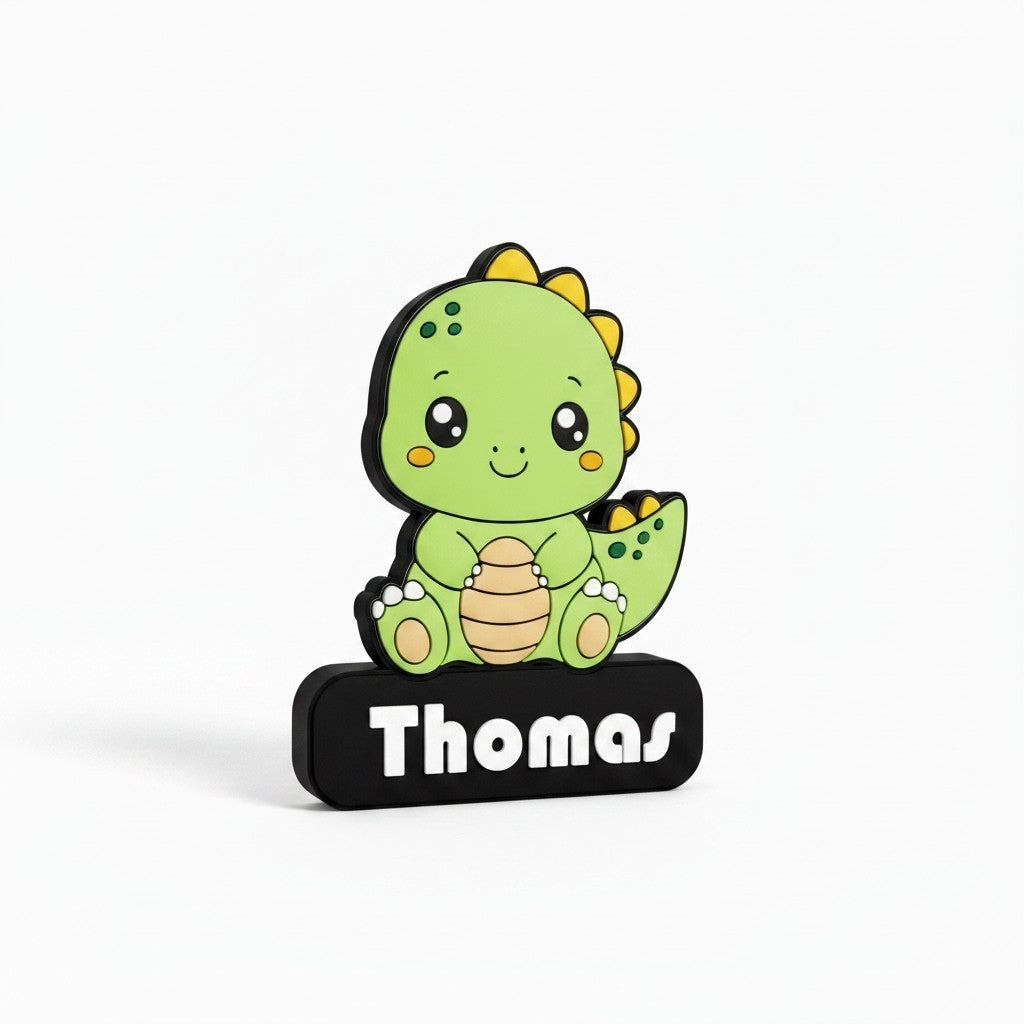 Veilleuse NextLab Studio en forme de dinosaure vert personnalisée avec le prénom Thomas sur le socle noir