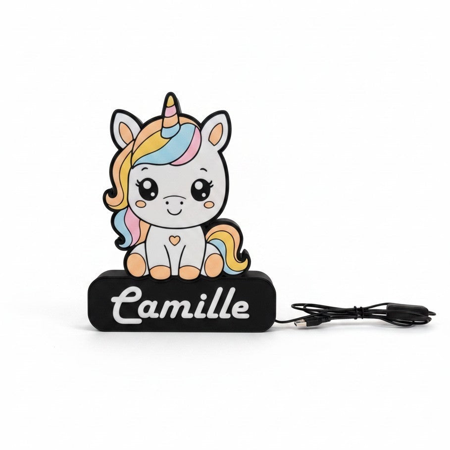 Veilleuse NextLab Studio personnalisée en forme de licorne kawaii avec prénom Camille sur socle noir, éclairage USB