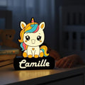 Veilleuse NextLab Studio personnalisée en forme de licorne kawaii avec prénom lumineux sur socle noir pour enfant