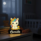Veilleuse NextLab Studio personnalisée en forme de licorne kawaii avec prénom lumineux sur socle noir pour enfant