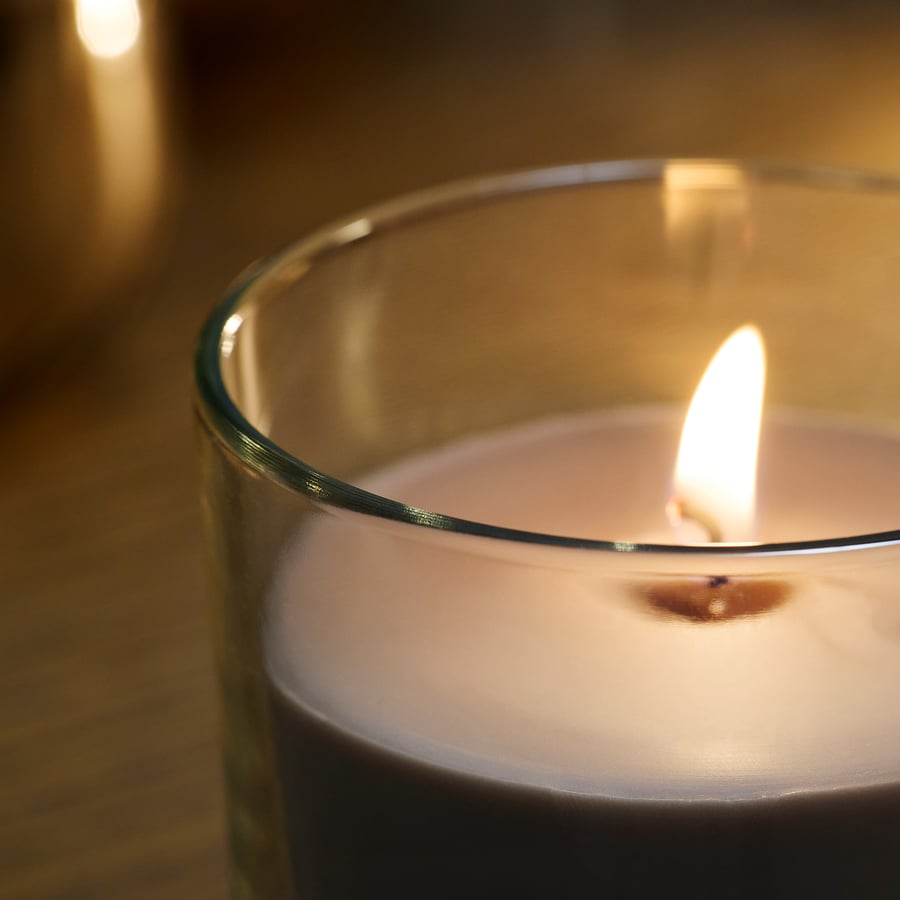 Bougie parfumée dans verre, bois de santal et patchouli brun