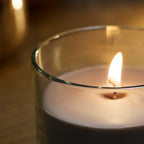 Bougie parfumée dans verre, bois de santal et patchouli brun