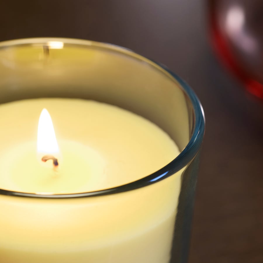 Bougie parfumée dans verre, fleur de citronnier jaune clair