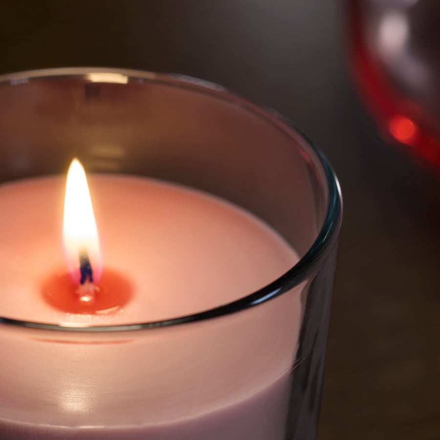 Bougie parfumée dans verre, fruits rouges rose clair