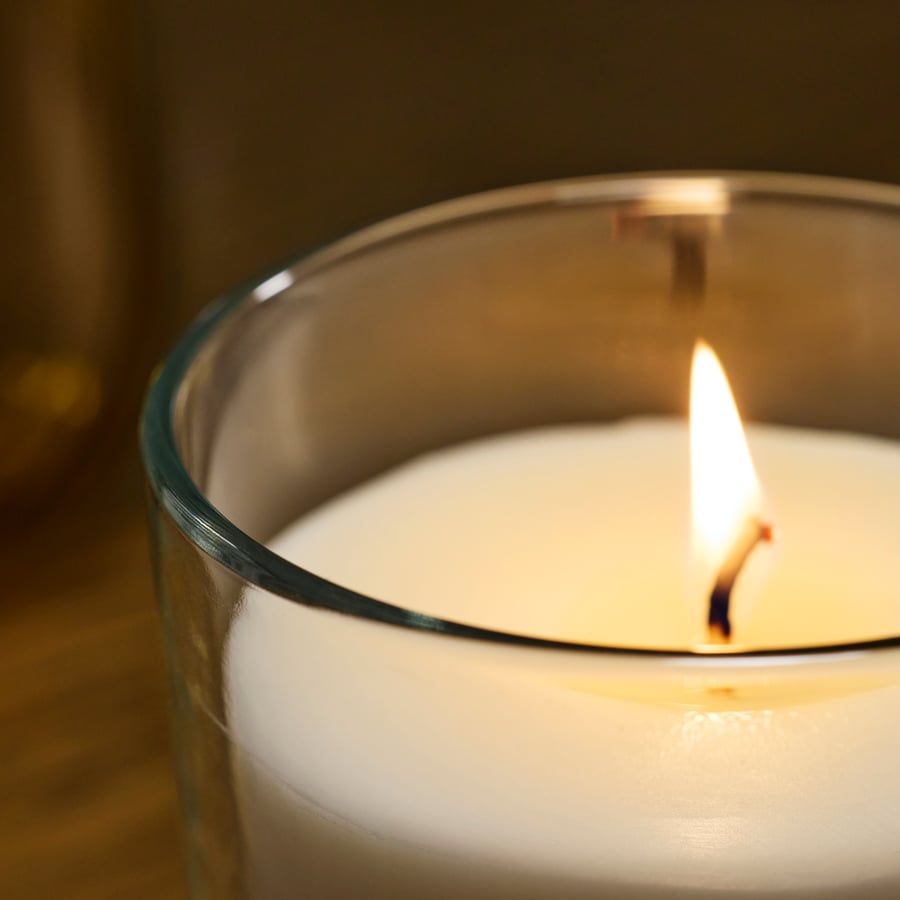 Bougie parfumée dans verre, linge frais blanc