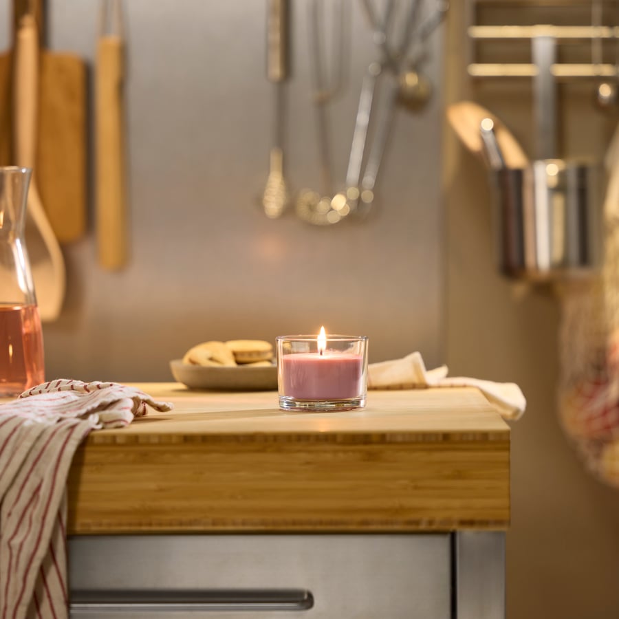 Bougie parfumée dans verre, fruits rouges rose clair